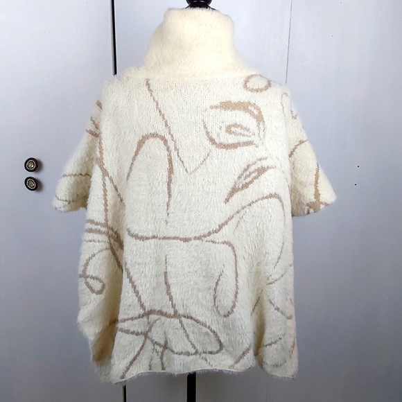 Boutique Fuzzy Cream/Tan Cozy Poncho Neutral Minimalist Butter Soft! One Size - Picture 5 of 8